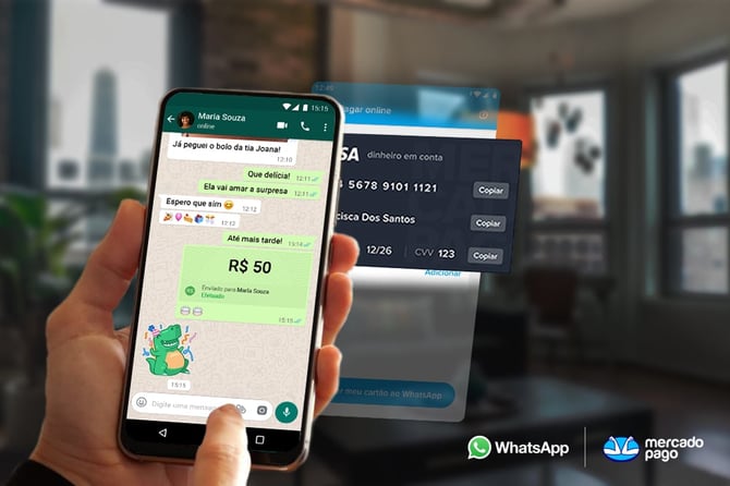 Pessoa mexendo no celular para fazer um Pagamento pelo WhatsApp usando sua Conta Mercado Pago