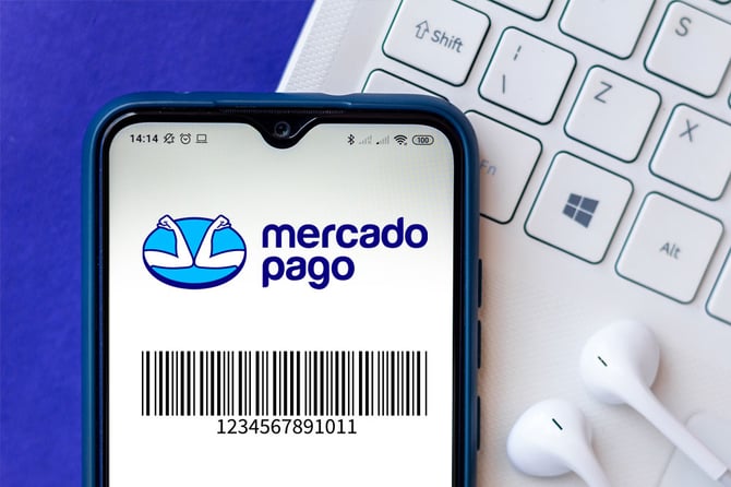 Tela do celular com um boleto personalizado Mercado Pago 
