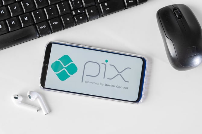 Tela do celular aberta com o logo do Pix para indicar que agora você pode vender com Pix no Mercado Livre