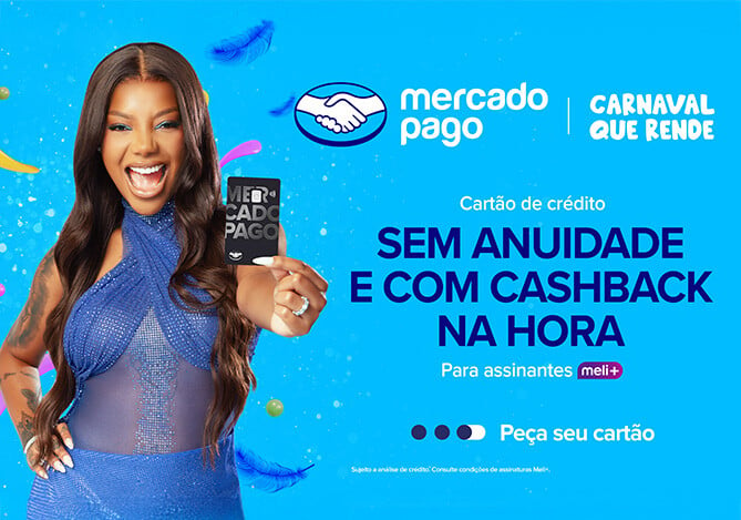 Imagem da Ludmilla segurando o Cartão Mercado Pago na mão. Na imagem, também é possível ver o logo Mercado Pago e o slogan da campanha 