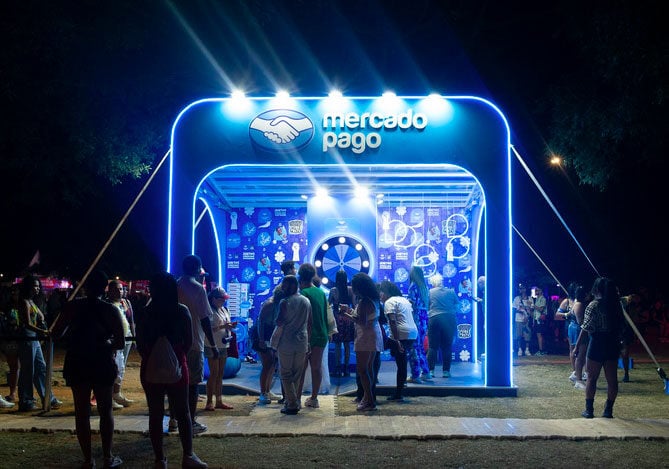 Imagem do estande do Mercado Pago no Festival Feira Preta 2024 com a oferta de brindes e experiências que estimularam a cultura negra e o afro-empreendedorismo