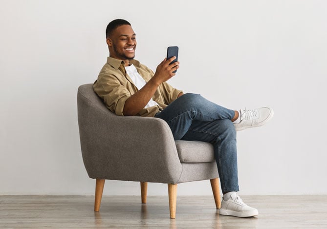 Homem conferindo o app do banco digital Mercado Pago no celular