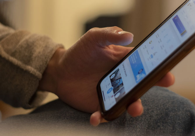 Mão de uma pessoa segurando um smartphone que está com a tela aberta na Conta Mercado Pago, mostrando todas as suas soluções inovadoras